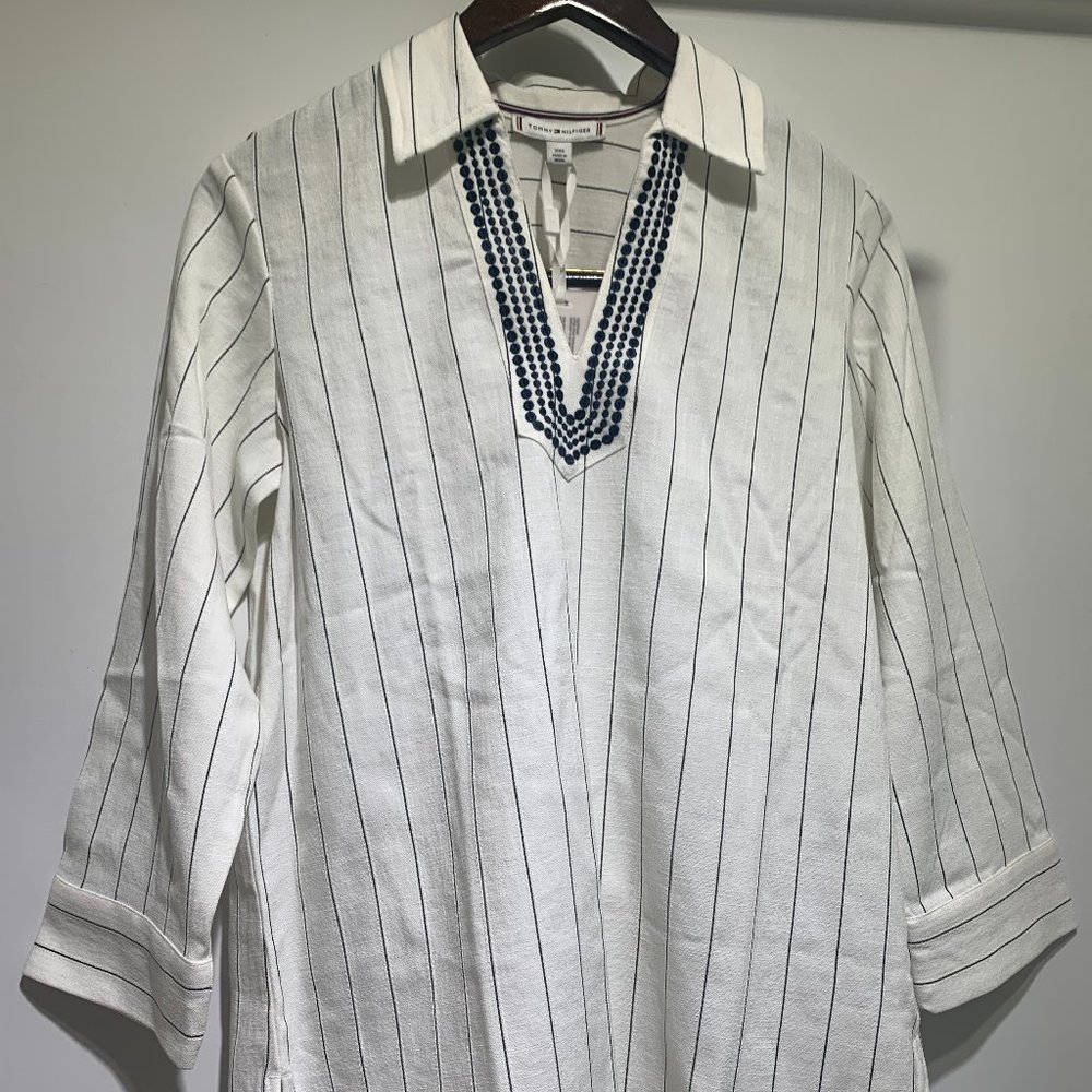 Tommy Hilfiger white w navy blue V-neck embroidery with navy blue pinstripes XXS